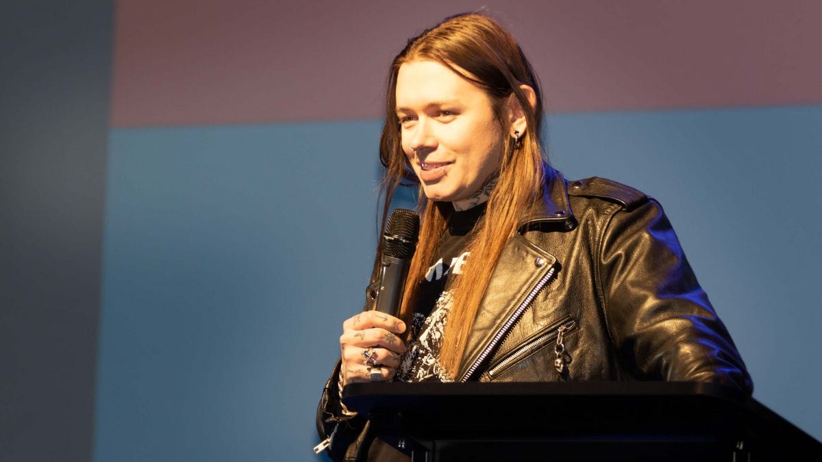 Mening hamkasbim korporativ partiyada mendan qochdi, jinsiy aloqa yoq edi.