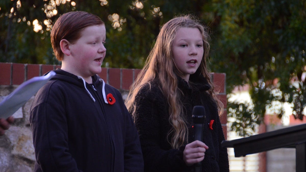 Schoolchildren help Tailem Bend remember on Anzac Day 2023
