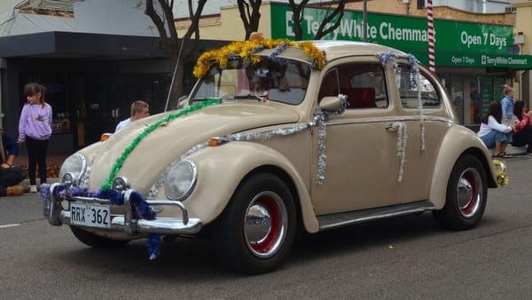 Auto collectors club dresses up cars for local Christmas pageant