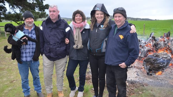 Neighbour muster helps Rockleigh CFS support group fight fire with fire