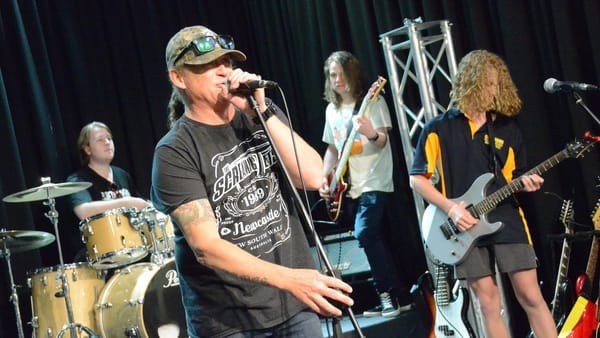 Screaming Jets front man, Living End drummer jam with Murray Bridge teenagers 