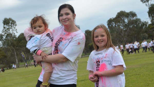 Hundreds join the fun at 2022 NAIDOC Week colour run