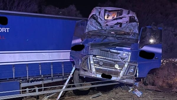 Truck crash partially closes South Eastern Freeway