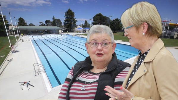 Murray Bridge swimming pool season should be longer, users say