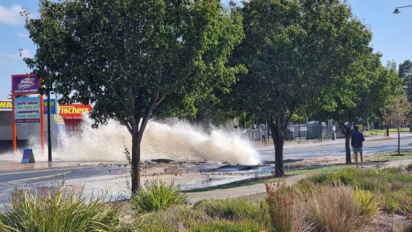 Burst water main stops traffic on Adelaide Road, Murray Bridge