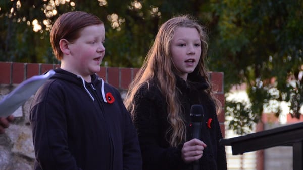Schoolchildren help Tailem Bend remember on Anzac Day 2023